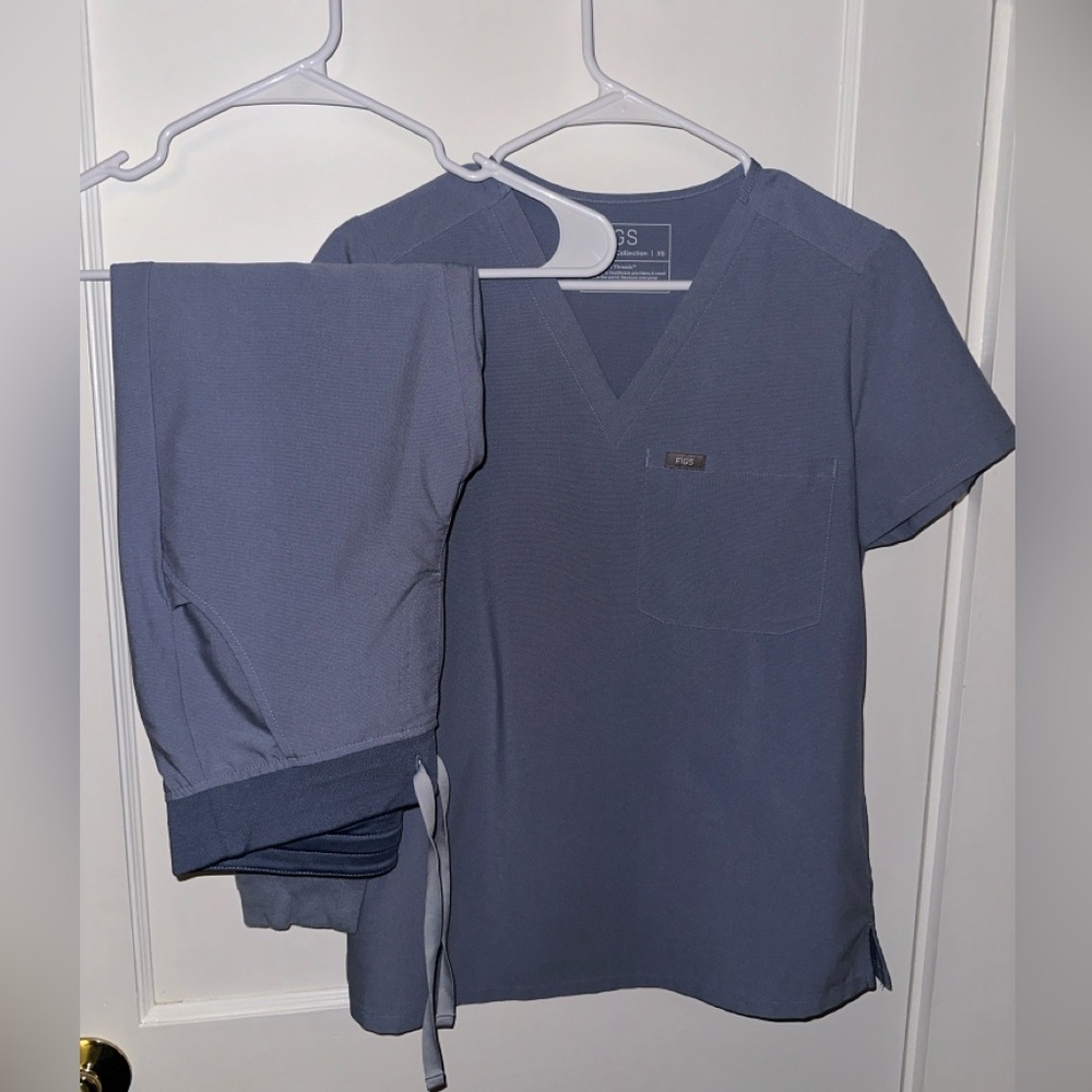 FIGS Women’s Vapor Blue Catarina One-Pocket Scrub Top & Zamora Jogger Scrubs